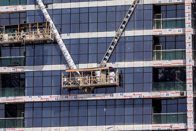 Provocările în construcția fațadelor pentru clădiri înalte