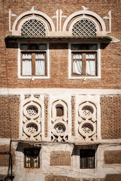 Cum se îmbină arhitectura tradițională cu tehnologiile moderne în fațade
